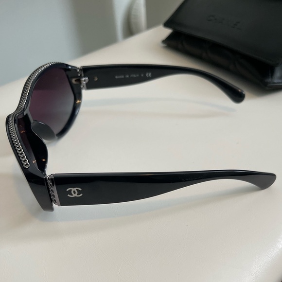 Chanel shield sunglasses with silver chain link - Picture 8 of 12
